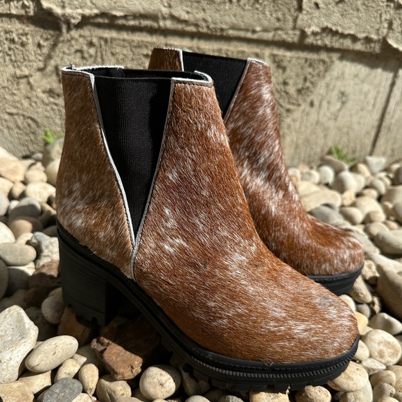 NWOT Cowhide Ankle Boot - Picture 3 of 4